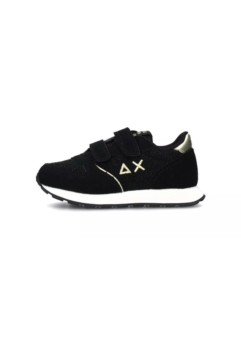 Scarpa sportiva nera con cinturini in velcro, texture in suede, logo in accento oro e soletta bianca. Suola in gomma per una buona aderenza.