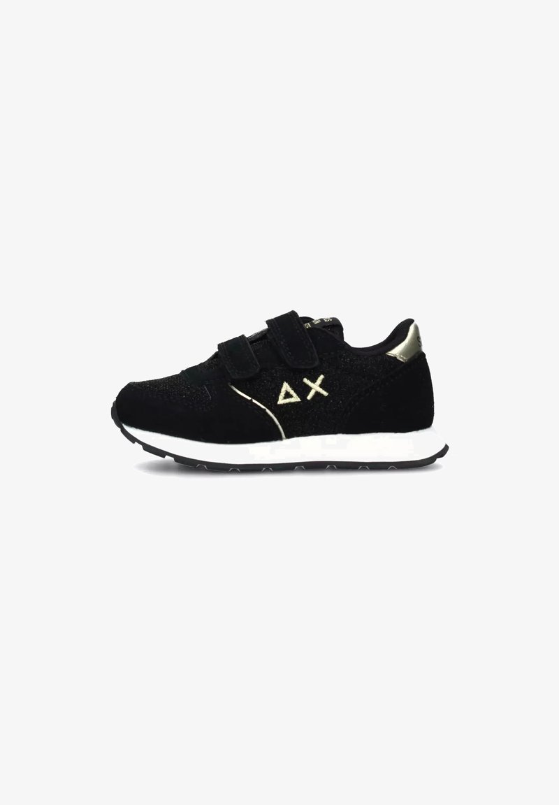 Scarpa sportiva nera con cinturini in velcro, texture in suede, logo in accento oro e soletta bianca. Suola in gomma per una buona aderenza.