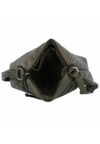Braune gesteppte Handtasche mit Reißverschluss, ausgestattet mit einer glatten Ledertextur und einem verstellbaren Riemen. Das Innere ist unliniert und geräumig.