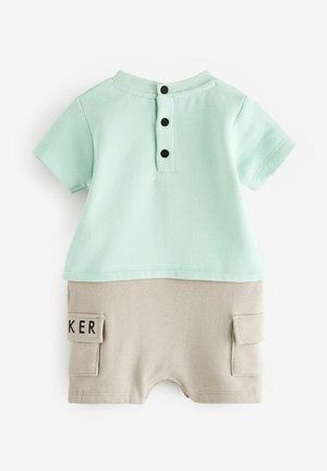 Krótki kombinezon z krótkim rękawem w miętowym kolorze z beżowymi szortami. Posiada czarne guziki jako akcenty oraz kieszenie naszywane na szortach.