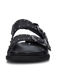 Infradito neri con due ampie cinghie caratterizzate da borchie in metallo e una fibbia argentata, montate su una suola piatta e testurizzata.