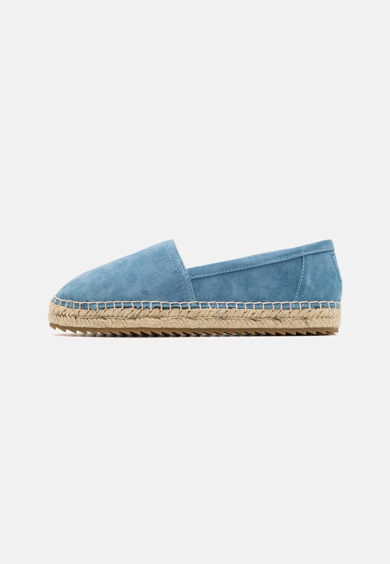 Espadrille en daim bleu avec semelle enveloppée de jute et semelle en caoutchouc, design sans lacets, talon plat, vue de côté sur fond blanc.