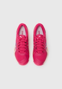 Scarpe atletiche rosa brillante con parte superiore in reticolato, chiusura con lacci, colletto imbottito e dettagli bianchi. Suola in gomma per grip e durata.