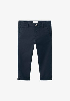 Pantalon court bleu marine avec fermeture à bouton et fermeture éclair, passants pour ceinture, poches latérales et revers sur les ourlets.
