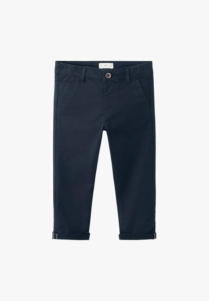 Pantalon court bleu marine avec fermeture à bouton et fermeture éclair, passants pour ceinture, poches latérales et revers sur les ourlets.