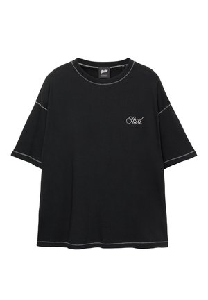 Sort t-shirt med korte ærmer og rund hals, med hvide syninger og lille hvid "Stud." broderi på venstre bryst.
