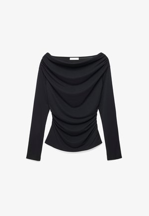 Zwarte blouse met lange mouwen, drapering aan de voorkant en geplooide details bij de schouders en taille, met een brede boothals.