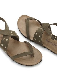 Olivgrüne Wildledersandalen mit Kreuzriemen und silbernen Nieten. Die Innensohle ist hellbraun und die Außensohle schwarz. Schnallen-Detail an der Seite.