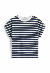 Camiseta de rayas azul marino y blanca, con mangas cortas, cuello redondo y tres botones dorados en el hombro izquierdo.
