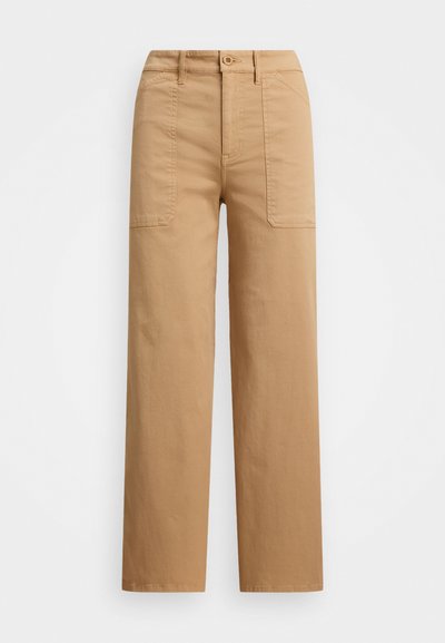 Pantalons en coton beige avec une coupe droite, dotés d'une fermeture à bouton, de poches avant et de détails de couture visibles.