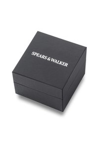 Caja de regalo negra texturada con tapa articulada, con "SPEARS & WALKER" grabado en blanco en la parte superior. Diseño limpio y minimalista.