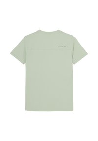 T-shirt vert clair à manches courtes en coton doux. Présente un design minimaliste au dos avec "indian blue jeans" en texte noir.