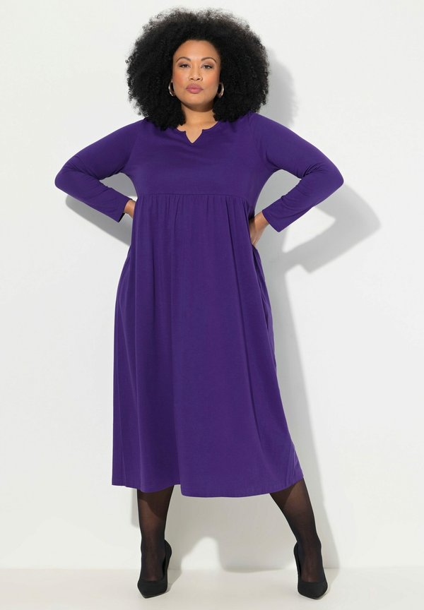 A-LINIE MIT AUSSCHNITT LANGARM - Jerseykleid - purple