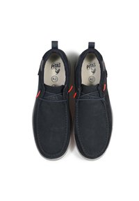 Scarpe in suede blu navy con punta arrotondata, dettagli arancioni a contrasto e soletta beige. Tag della taglia 42 visibile all'interno.