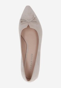 Ballerine in suede beige con punta affusolata, dettaglio a fiocco davanti, design con ritaglio e fodera interna liscia. Logo argentato sulla soletta.