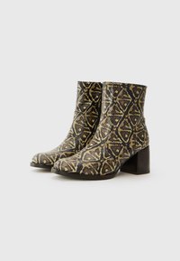 Chie Mihara ORITA - Bottines compensées - namaya natur