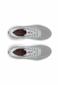 Zapatillas deportivas gris claro con parte superior de malla estampada, acentos rojos y una suela de goma blanca. Presenta una puntera redonda y cierre con cordones.