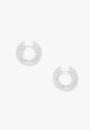 Orecchini a cerchio in argento decorati con piccole perle finte bianche, caratterizzati da una forma arrotondata e una chiusura metallica liscia.