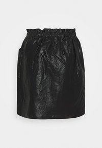 Jupe noire avec une taille élastique, en matériau brillant et froissé. Présente une silhouette simple en A et des poches latérales.