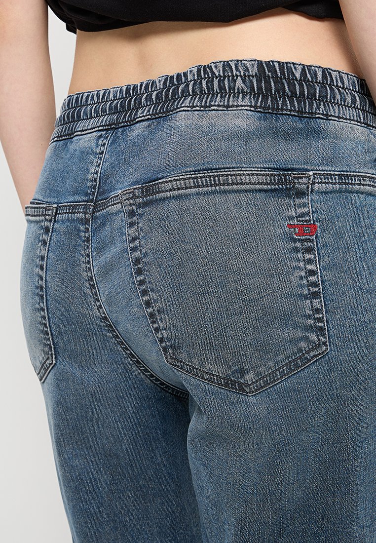 Jeans aus Denim mit elastischem Bund, hellblauer Farbe und klassischen Gesäßtaschen. Mit dezenten Nähten und einem kleinen Logodetail.