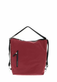 Sac en nylon rouge avec une bandoulière noire, fermeture zippée en haut et poche avant. Texture lisse avec des accents en métal argenté et un design minimaliste.