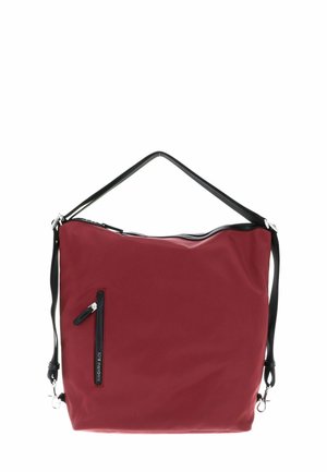 Sac en nylon rouge avec une bandoulière noire, fermeture zippée en haut et poche avant. Texture lisse avec des accents en métal argenté et un design minimaliste.