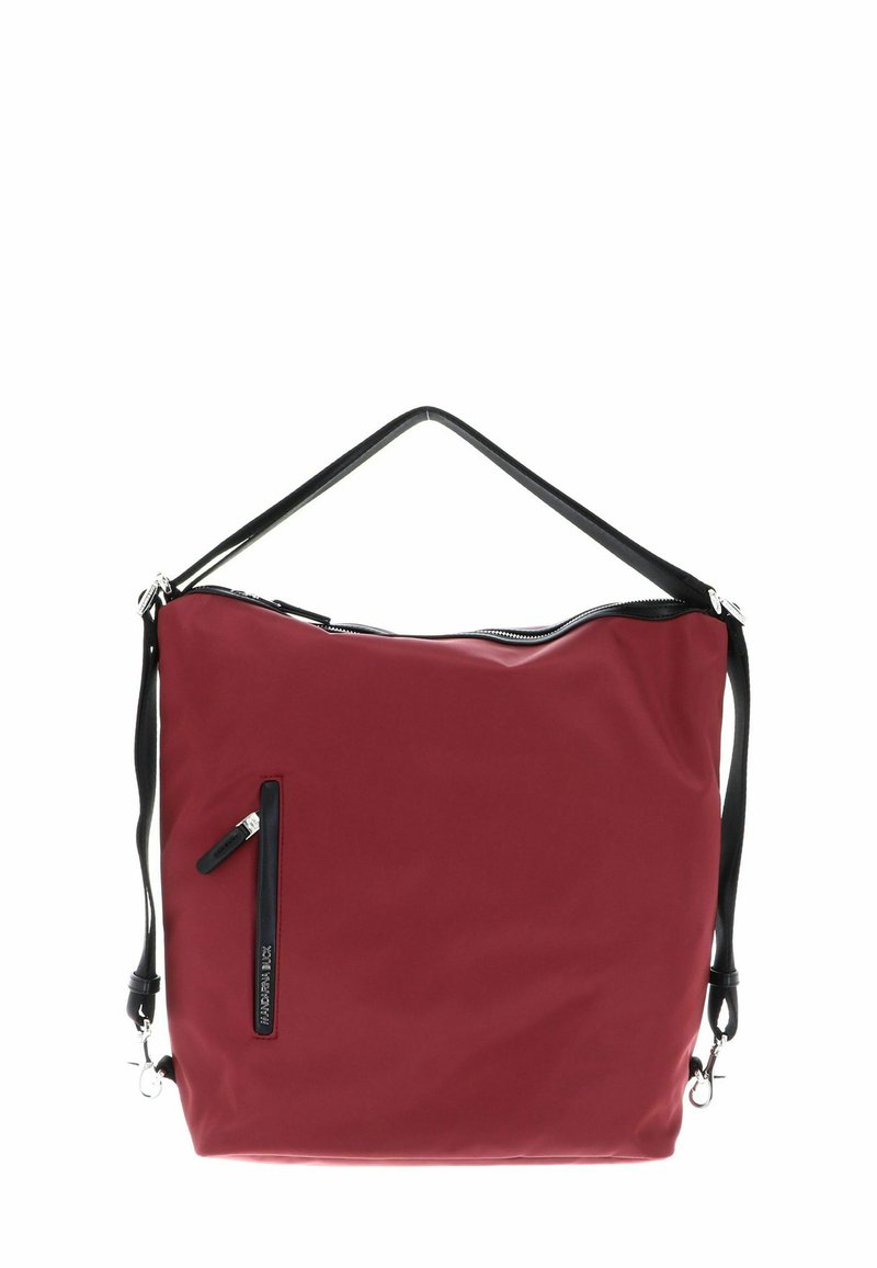 Sac en nylon rouge avec une bandoulière noire, fermeture zippée en haut et poche avant. Texture lisse avec des accents en métal argenté et un design minimaliste.
