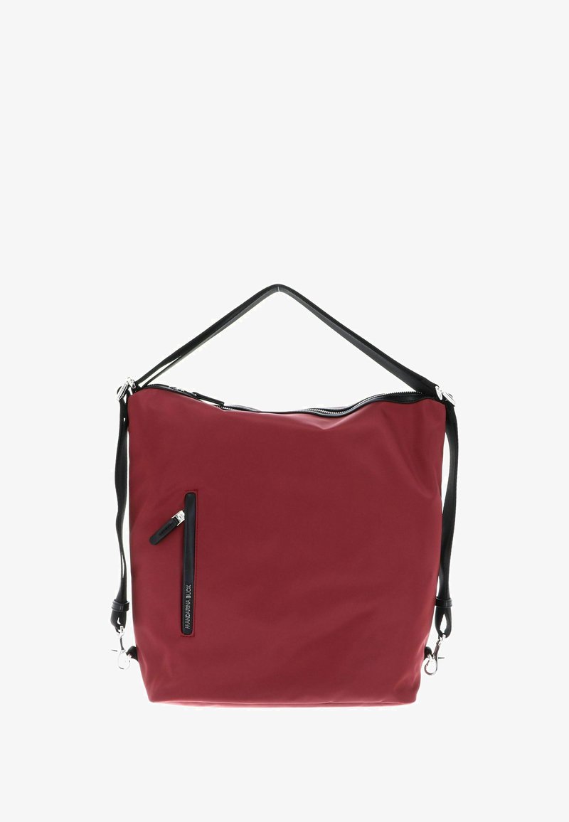 Sac en nylon rouge avec une bandoulière noire, fermeture zippée en haut et poche avant. Texture lisse avec des accents en métal argenté et un design minimaliste.
