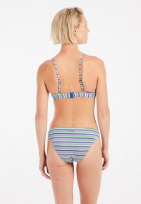 Daugiaspalvis dryžuotas bikini maudymosi kostiumėlis su plonomis reguliuojamomis petnešėlėmis, žaliomis, mėlynomis, rožinėmis ir baltomis juostelėmis, pagamintas iš lygaus, elastingo audinio.