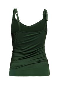 Ciemnozielona koszulka na ramiączkach z regulowanymi paskami, koronkowym wykończeniem przy dekolcie oraz marszczoną strukturą na korpusie. Gładki, elastyczny materiał.