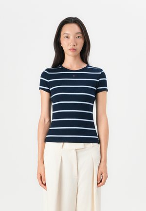 Marineblå ribbestrikket t-skjorte med horisontale lyseblå striper, rund halslinning og korte ermer. Liten logo på brystet.