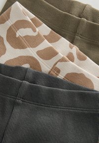 Tre paia di leggings in tessuto a costine: verde oliva, beige con stampa leopardata marrone e grigio antracite. Ognuno ha una vita elasticizzata.