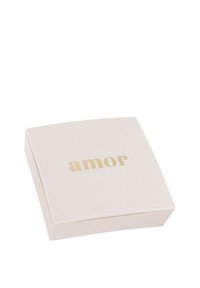 Caja cuadrada de color rosa suave con bordes redondeados, con la palabra "amor" en letras doradas en la parte superior. Textura suave, diseño minimalista.