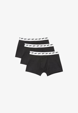 Drie paar zwarte boxershorts netjes opgestapeld, met een witte tailleband met een stijlvolle logo.