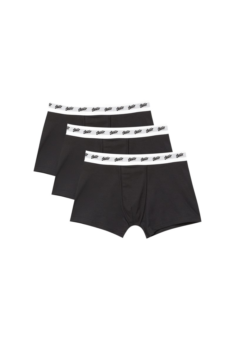 Tri páry čiernych boxerských treniek usporiadané neatne, s bielym pásom s elegantným logom.
