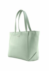 Borsa tote in pelle verde menta con due manici, con un logo in rilievo discreto sulla parte anteriore, forma strutturata e superficie liscia.