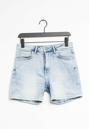 Pantalones cortos de mezclilla en azul claro, con un corte regular, cinco bolsillos y cierre de botón, colgados en una percha de plástico negro.