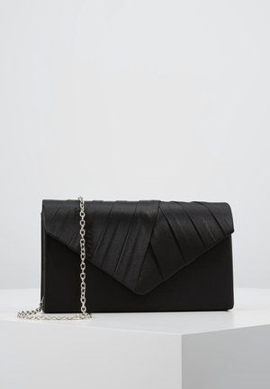Sort satin kuvertclutch med plisseret flapdetalje og aftagelig sølvkæde, vist på en hvid piedestal.