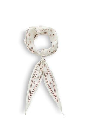 Witte zijden sjaal met bruine paisley patronen, in een lus gebonden met twee losse uiteinden die naar beneden hangen op een witte achtergrond.