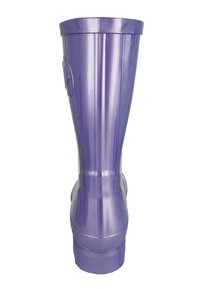 Paarse rubberen regenlaars met een gladde, glanzende oppervlakte, afgeronde bovenkant en een gestructureerde band aan de basis. Beschikt over een zijhandvat voor eenvoudig aantrekken.