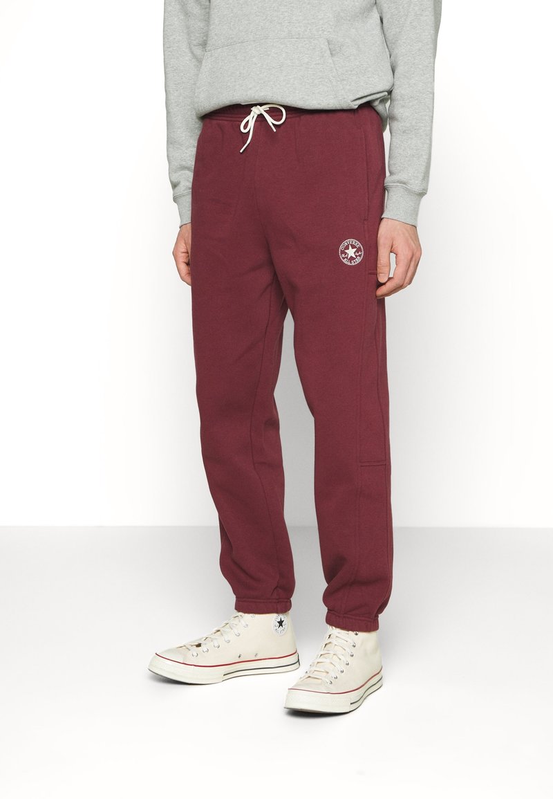 Bordeauxfarbene Jogginghose aus einem Baumwollmischgewebe. Elastischer Bund mit Kordelzug, eng anliegende Bündchen. Mit kleinem Logo auf dem Oberschenkel.