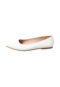 Białe płaskie buty z ostrym czubkiem, górną częścią z gładkiej skóry i brązową podeszwą. Minimalistyczny design bez widocznych elementów metalowych czy wzorów.