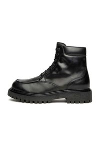 Schwarze Leder-Stiefelette mit runder Spitze, robustem Sohlen und Schnürung an der Vorderseite. Hat eine glatte Oberfläche und einen gepolsterten Schaft für zusätzlichen Komfort.