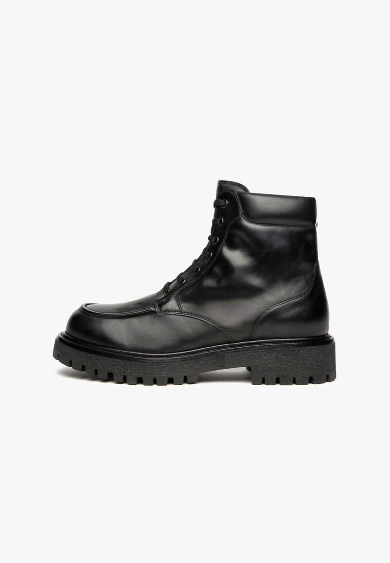 Schwarze Leder-Stiefelette mit runder Spitze, robustem Sohlen und Schnürung an der Vorderseite. Hat eine glatte Oberfläche und einen gepolsterten Schaft für zusätzlichen Komfort.