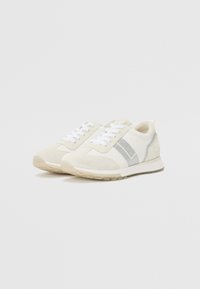 Hvite sneakers med teksturert semsket skinn, sølvfargede detaljer og et hvitt snøring-system. Har en gummisåle for godt grep og et klassisk design.