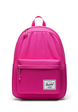 Mochila rosa con un tejido liso y duradero. Cuenta con un bolsillo frontal, doble cremallera y una etiqueta con la marca en el panel frontal.