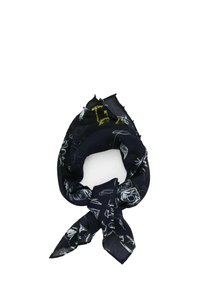 Sininen huivi, joka on valmistettu kevyestä kankaasta, sisältää valkoisia ja keltaisia luonnoksia esineistä ja kuvioista, sidottuna silmukaksi, jossa on hapsureunat.