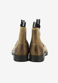 Stivaletti in pelle marrone con pannelli laterali in elastico nero e linguette di pull, caratterizzati da una trama liscia e design a punta rotonda. Suola in gomma nera.