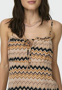 ONLY GEMUSTERTES TRÄGER - Vestido informal - inca gold
