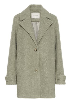 Manteau vert texturé avec un col à pointes, deux poches avant et fermeture à boutons. Le tissu a un aspect doux et duveteux.